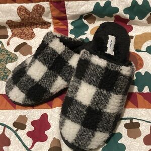 Faded Glory Black and White Plaid Slippers BNNW size s would fit up to size 7